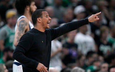 L'entraîneur-chef des Celtics de Boston, Joe Mazzulla, pendant la première mi-temps du match 5 de la finale de basket-ball de la NBA contre les Mavericks de Dallas, le 17 juin 2024, à Boston. (Crédit : AP Photo/Charles Krupa)