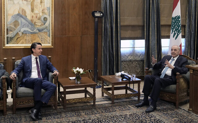 Le président du Parlement libanais Nabih Berri, à droite, rencontre l'envoyé américain Amos Hochstein à Beyrouth, au Liban, le 18 juin 2024. (Crédit : AP Photo/Bilal Hussein) Le président du Parlement libanais Nabih Berri, à droite, rencontre l'envoyé américain Amos Hochstein à Beyrouth, au Liban, le 18 juin 2024. (Crédit : AP Photo/Bilal Hussein)