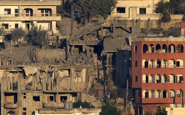 Des bâtiments détruits à Khiam, une ville proche de la frontière israélo-libanaise, une photo prise depuis la ville libanaise de Marjayoun, au Liban, le 22 juin 2024. (Crédit : Hussein Malla/AP)