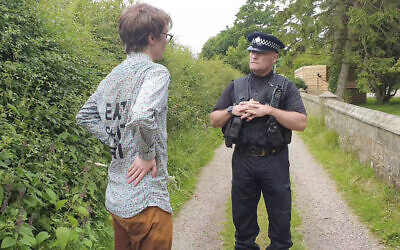 Oliver, 21 ans, étudiant de Manchester, l'un des quatre manifestants (à gauche), s'adressant à un policier près de la propriété du Premier ministre britannique Rishi Sunak, dans le North Yorkshire, en Angleterre, le 25 juin 2024. (Crédit : Youth Demand via AP)
