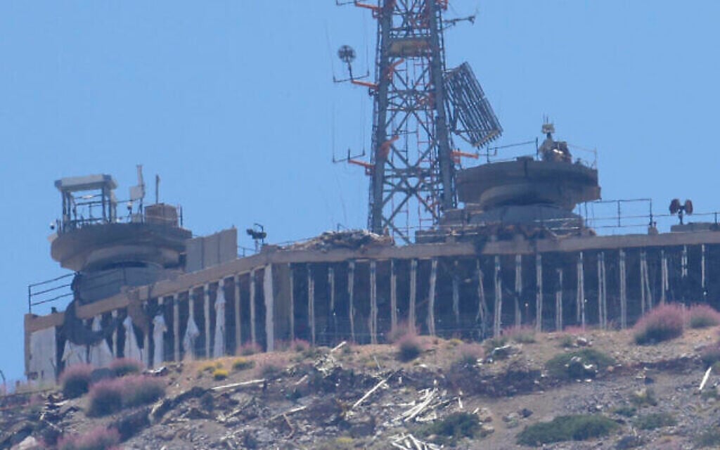 Illustration - Une position militaire israélienne endommagée par une attaque du Hezbollah, au sommet du mont Hermon, sur le plateau du Golan, où les frontières entre Israël, la Syrie et le Liban se rejoignent, le 26 juin 2024. (Crédit : Hussein Malla/AP)