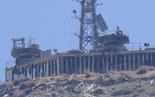 Illustration - Une position militaire israélienne endommagée par une attaque du Hezbollah, au sommet du mont Hermon, sur le plateau du Golan, où les frontières entre Israël, la Syrie et le Liban se rejoignent, le 26 juin 2024. (Crédit : Hussein Malla/AP) Illustration - Une position militaire israélienne endommagée par une attaque du Hezbollah, au sommet du mont Hermon, sur le plateau du Golan, où les frontières entre Israël, la Syrie et le Liban se rejoignent, le 26 juin 2024. (Crédit : Hussein Malla/AP)