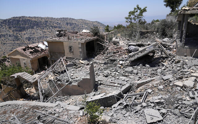 Un employé de la défense civile inspectant les maisons détruites par une frappe aérienne israélienne à Chebaa, une ville libanaise près de la frontière avec Israël, au sud-Liban, le 26 juin 2024. (Crédit : Hussein Malla/AP) Un employé de la défense civile inspectant les maisons détruites par une frappe aérienne israélienne à Chebaa, une ville libanaise près de la frontière avec Israël, au sud-Liban, le 26 juin 2024. (Crédit : Hussein Malla/AP)