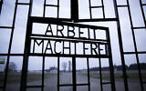 Les mots "Arbeit Macht Frei" (Le travail vous rend libre) marquant l'entrée du camp de concentration nazi de Sachsenhausen, à Oranienburg, en Allemagne, sur cette photo d'archive prise lors de la Journée internationale de commémoration de la Shoah le 27 janvier 2012. (Crédit : Markus Schreiber/AP)
