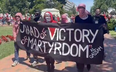 Des manifestants anti-Israël avec une bannière saluant l'aile armée du groupe terroriste palestinien du Hamas et appelant "au jihad de la victoire ou du martyre", en face de la Maison Blanche, à Washington, le 9 juin 2024. (Crédit : Capture d'écran X ; utilisée conformément à l'article 27a de la loi sur le droit d'auteur)