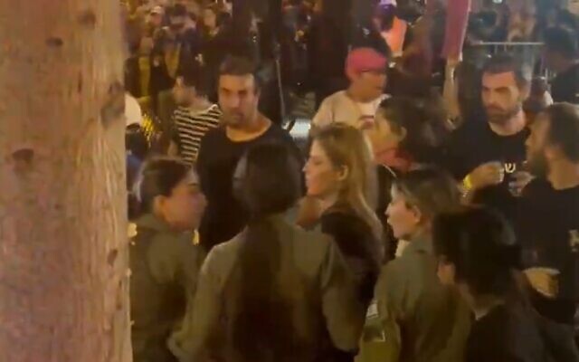 Capture d'écran d'une vidéo montrant la journaliste de la Douzième chaîne Yollan Cohen violentée par un policier, le 22 juin 2024. (Capture d'écran : X) Capture d'écran d'une vidéo montrant la journaliste de la Douzième chaîne Yollan Cohen violentée par un policier, le 22 juin 2024. (Capture d'écran : X)