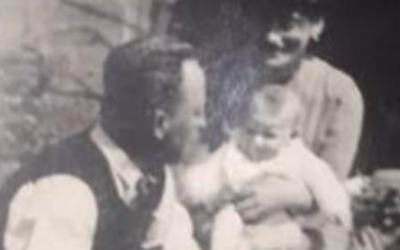 Joseph Sénéchal (à gauche), Esther Kimel et sa fille Anne-Marie, à Fougères (Bretagne), en 1944. (Crédit : Archives Anne-Marie Revcolevschi / Chronique républicaine)