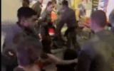 La police arrêtant violemment un médecin qui soignait un manifestant anti-gouvernement blessé lors d'un rassemblement, à Tel Aviv, le 8 juin 2024. (Crédit : Capture d’écran X ; utilisée conformément à l'article 27a de la loi sur le droit d'auteur)