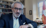 Pascal Najadi donnant une interview par téléconférence en 2022. (Crédit : Keyvan Davani/Wikipedia)