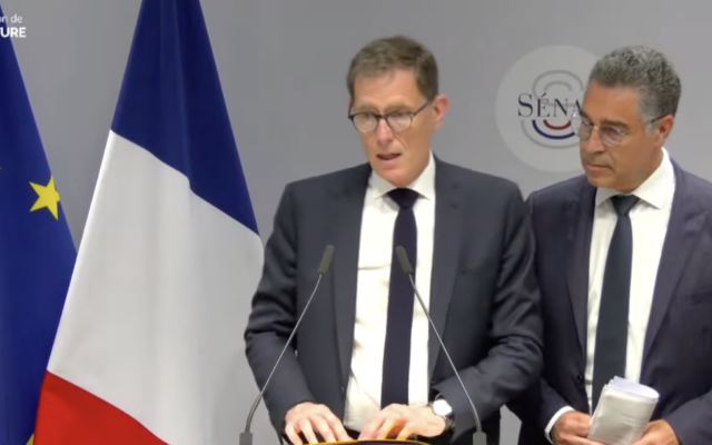 La présentation à la presse par les rapporteurs Pierre-Antoine Levi (à gauche) et Bernard Fialaire des conclusions de leur rapport sur l'antisémitisme dans l'enseignement supérieur. (Crédit : Laurent Lafon/#ComCultSénat/Youtube) La présentation à la presse par les rapporteurs Pierre-Antoine Levi (à gauche) et Bernard Fialaire des conclusions de leur rapport sur l'antisémitisme dans l'enseignement supérieur. (Crédit : Laurent Lafon/#ComCultSénat/Youtube)