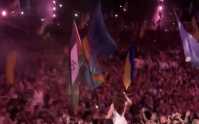 Dua Lipa, au milieu de la foule durant son concert, et un drapeau "Glasto for Palestine" dans le champ de la caméra, au festival de musique de Glastonbury, au sud-ouest de l'Angleterre, le 29 juin 2024. (Crédit : Capture d'écran Assaf Chriqui/X ; utilisée conformément à l'article 27a de la loi sur le droit d'auteur) Dua Lipa, au milieu de la foule durant son concert, et un drapeau "Glasto for Palestine" dans le champ de la caméra, au festival de musique de Glastonbury, au sud-ouest de l'Angleterre, le 29 juin 2024. (Crédit : Capture d'écran Assaf Chriqui/X ; utilisée conformément à l'article 27a de la loi sur le droit d'auteur)