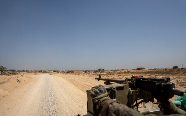 Des destructions visibles le long de la "Route de David" de l’armée israélienne entre Kerem Shalom et le point de passage de Rafah ,dans la bande de Gaza, le 18 juin 2024. (Crédit : Emanuel Fabian/Times of Israel)