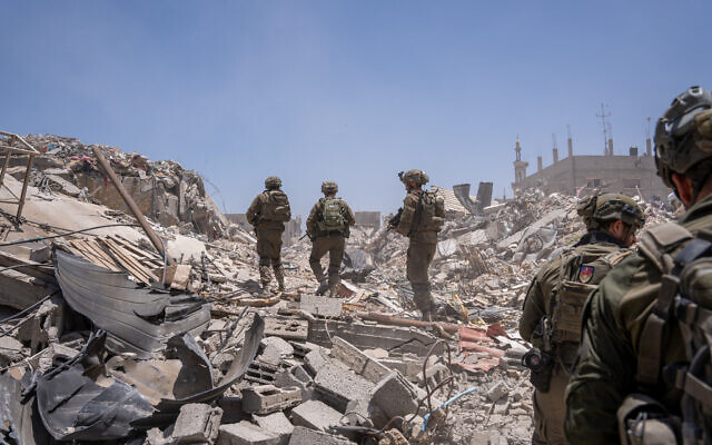 Des troupes de la Brigade Givati opérant dans le camp de Yabna, à Rafah, au sud de la bande de Gaza, le 18 juin 2024. (Crédit : Emanuel Fabian/Times of Israel)