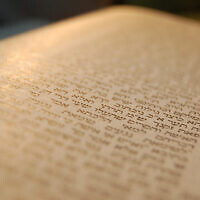 Photo illustrative d'une page du Talmud. (Crédit : Mendy Hechtman/Flash90)