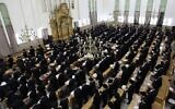 Des Juifs ultra-orthodoxes étudiant à la Yeshiva Ponevezh, à Bnei Brak, le 11 mai 2010. (Crédit : Yaakov Naumi/Flash90)