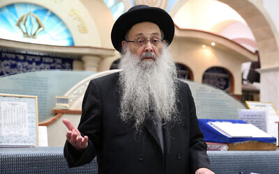 Le rabbin Moshe Maya s'exprimant lors d'un rassemblement organisé au premier anniversaire de la mort du rabbin Shimon Hariri, à Tel Aviv, le 28 février 2024. (Crédit : Yaacov Cohen/Flash90)