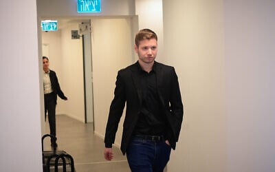 Le fils du Premier ministre Benjamin Netanyahu, Yaïr, arrivant pour une audience au tribunal de Tel Aviv, le 29 novembre 2022. (Crédit : Avshalom Sassoni/Flash90)