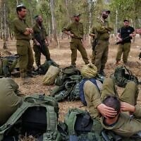 Des réservistes du Corps d’Infanterie s'entraînant au maniement des armes légères avant de se rendre dans la bande de Gaza, sur le plateau du Golan, le 8 octobre 2023. (Crédit : Michael Giladi/Flash90)