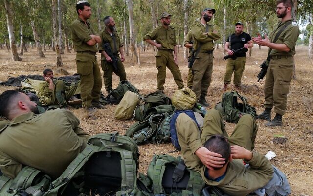 Des réservistes du Corps d’Infanterie s'entraînant au maniement des armes légères avant de se rendre dans la bande de Gaza, sur le plateau du Golan, le 8 octobre 2023. (Crédit : Michael Giladi/Flash90) Des réservistes du Corps d’Infanterie s'entraînant au maniement des armes légères avant de se rendre dans la bande de Gaza, sur le plateau du Golan, le 8 octobre 2023. (Crédit : Michael Giladi/Flash90)