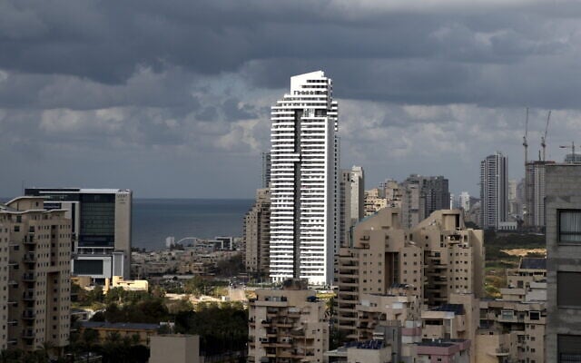 Vue globale de la ville côtière de Netanya, le 14 janvier 2024. (Crédit : Shahar Yaari/Flash90)