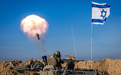 Illustration : Des soldats israéliens tirant des obus de mortier en direction de cibles dans la bande de Gaza, près de la frontière avec la bande de Gaza, le 8 février 2024. (Crédit : Chaïm Goldberg/Flash90)