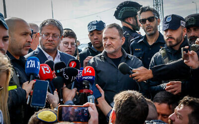 Le ministre de la Sécurité intérieure, Itamar Ben Gvir avec le chef de la police israélienne, Kobi Shabtai, sur les lieux d'une fusillade mortelle à Reem Junction, le 16 février 2024. (Nati Shohat/Flash90)