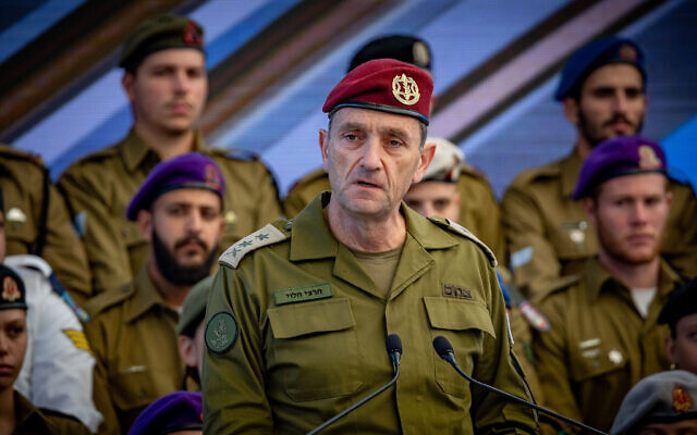 Le chef d'état-major de l'armée israélienne Herzi Halevi lors d'un événement pour les soldats exceptionnels dans le cadre des célébrations du 76e Jour de l'Indépendance d'Israël, à la résidence présidentielle, à Jérusalem, le 14 mai 2024. (Crédit : Yonatan Sindel/Flash90)
