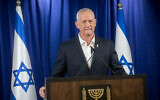 Le chef du parti HaMahane HaMamlahti, Benny Gantz, tenant une conférence de presse, à Ramat Gan, le 18 mai 2024. (Crédit : Miriam Alster/Flash90)