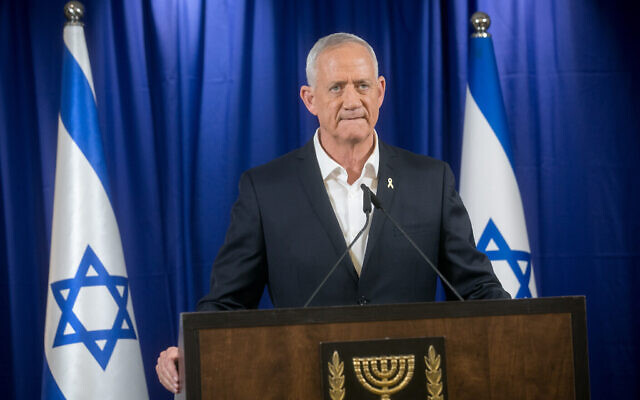 Le chef du parti HaMahane HaMamlahti, Benny Gantz, tenant une conférence de presse, à Ramat Gan, le 18 mai 2024. (Crédit : Miriam Alster/Flash90) Le chef du parti HaMahane HaMamlahti, Benny Gantz, tenant une conférence de presse, à Ramat Gan, le 18 mai 2024. (Crédit : Miriam Alster/Flash90)