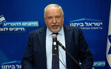 Le chef du parti Yisrael Beytenu, Avigdor Liberman, dirigeant une réunion de sa faction, à la Knesset, à Jérusalem, le 27 mai 2024. (Crédit : Yonatan Sindel/Flash90)