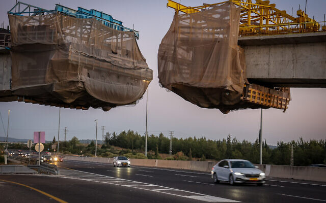 La construction inachevée d'un pont ferroviaire sur la Route 1, entre Tel Aviv et Jérusalem, le 1er juin 2024. (Crédit : Jonathan Shaul/Flash9) La construction inachevée d'un pont ferroviaire sur la Route 1, entre Tel Aviv et Jérusalem, le 1er juin 2024. (Crédit : Jonathan Shaul/Flash9)