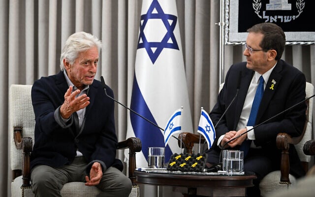 L'acteur américain Michael Douglas est reçu par le président Isaac Herzog à la résidence du président à Jérusalem, le 2 juin 2024. (Crédit : Arie Leib Abrams/Flash90) L'acteur américain Michael Douglas est reçu par le président Isaac Herzog à la résidence du président à Jérusalem, le 2 juin 2024. (Crédit : Arie Leib Abrams/Flash90)