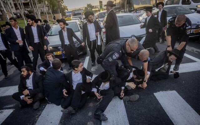 Des Juifs ultra-orthodoxes affrontent la police pendant une manifestation contre le service militaire des Juifs ultra-orthodoxes à Jérusalem, le 2 juin 2024. (Crédit : Chaim Goldberg/Flash90)
