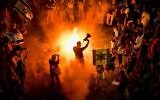 Des manifestants allument un feu de joie sur l'autoroute Ayalon à Tel Aviv suite à l'annonce de la mort de quatre otages israéliens aux mains du Hamas, le 3 juin 2024. (Avshalom Sassoni/Flash90)