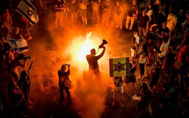 Des manifestants allument un feu de joie sur l'autoroute Ayalon à Tel Aviv suite à l'annonce de la mort de quatre otages israéliens aux mains du Hamas, le 3 juin 2024. (Avshalom Sassoni/Flash90) Des manifestants allument un feu de joie sur l'autoroute Ayalon à Tel Aviv suite à l'annonce de la mort de quatre otages israéliens aux mains du Hamas, le 3 juin 2024. (Avshalom Sassoni/Flash90)