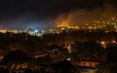 Un incendie causé par des attaques en provenance du Liban, dans la ville de Kiryat Shmona, au nord du pays, le 3 juin 2024. (Crédit : David Cohen/Flash90)