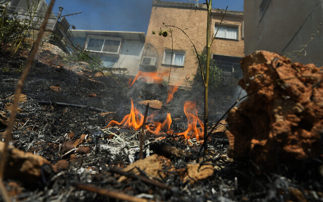 Les restes d'un vaste incendie causé par des roquettes tirées depuis le Liban brûlant près d'une maison, à Kiryat Shmona, dans le nord d'Israël, le 4 juin 2024. (Crédit : Ayal Margolin/Flash90) Les restes d'un vaste incendie causé par des roquettes tirées depuis le Liban brûlant près d'une maison, à Kiryat Shmona, dans le nord d'Israël, le 4 juin 2024. (Crédit : Ayal Margolin/Flash90)