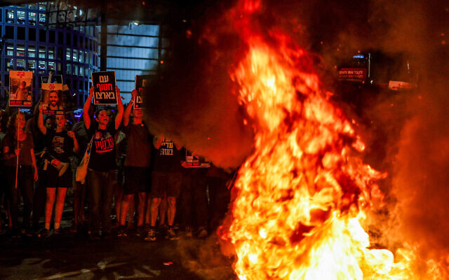 Demonstrators protest calling for the release of Israeli hostages held in the Gaza Strip outside Hakirya Base in Tel Aviv, June 5, 2024. Photo by Itai Ron/Flash90 *** Local Caption *** מלחמה
חטופים
משפחות
תל אביב
חרבות
ברזל
מלחמה
נשים
הפגנה