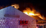 Des pompiers israéliens tentant d'éteindre un incendie au restaurant Ima, à Jérusalem, le 6 juin 2024. (Crédit : Dor Pazuelo/Flash90)