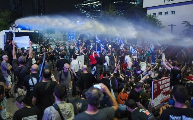 Les manifestants affrontant la police  pendant une manifestation réclamant la libération des otages du Hamas retenus à Gaza depuis le 7 octobre devant les quartiers généraux de l'armée de la Kirya, à Tel Aviv, le 8 juin 2024. (Crédit : Erik Marmor/Flash90)