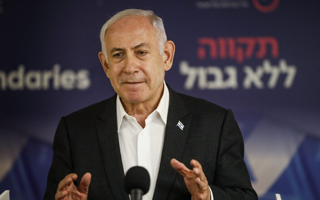 Le Premier ministre Benjamin Netanyahu s'exprimant lors d'une conférence de presse à l’hôpital Sheba, à Ramat Gan, le 8 juin 2024. (Crédit : Tomer Appelbaum/POOL/Flash90)
