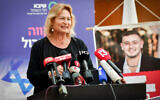 Orit Meir, la mère de l'otage secouru Almog Meir Jan, fait une déclaration lors d'une conférence de presse au centre hospitalier Sheba, le 10 juin 2024. (Avshalom Sassoni/Flash90)