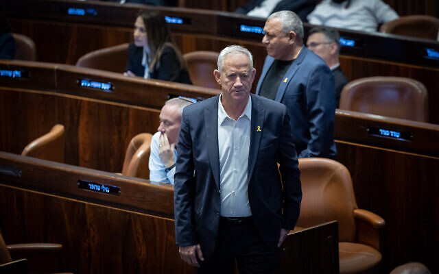 Benny Gantz, leader du parti HaMahane HaMamlahti, lors d'un vote sur le recrutement militaire des ultra-orthodoxes aux premières heures du 11 juin 2024. (Crédit : Yonatan Sindel/Flash90) Benny Gantz, leader du parti HaMahane HaMamlahti, lors d'un vote sur le recrutement militaire des ultra-orthodoxes aux premières heures du 11 juin 2024. (Crédit : Yonatan Sindel/Flash90)