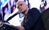 Le chef de l'opposition Yair Lapid lors d'une manifestation réclamant la libération des otages encore détenus à Gaza et dénonçant le gouvernement actuel aux abords de Hakirya, le siège de Tsahal à Tel Aviv, le 15 juin 2024. (Crédit : Tomer Neuberg/Flash90)