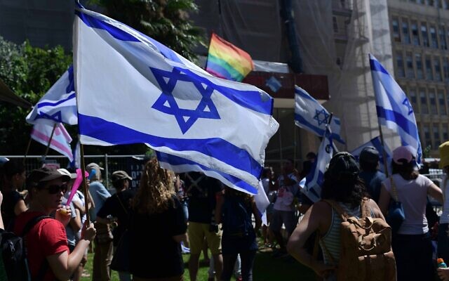 Des manifestants devant des bureaux de l'organisation syndicale de la Histadrout dans le cadre d'une "semaine de perturbation" anti-gouvernement, à Tel Aviv, le 17 juin 2024.  (Crédit : Tomer Neuberg/Flash90)