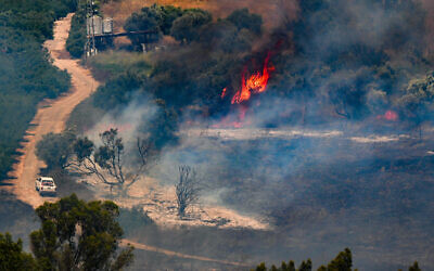 Illustration : La vue d'un incendie déclenché par des missiles tirés du Liban dans le secteur de Metula, dans le nord d'Israël, le 18 juin 2024. (Crédit : Ayal Margolin/Flash90)
