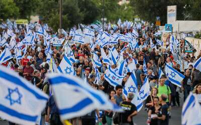 Des Israéliens manifestant contre le gouvernement actuel et appelant à des élections législatives anticipées, devant de la Knesset, à Jérusalem, le 18 juin 2024. (Crédit : Noam Revkin Fenton/Flash90)