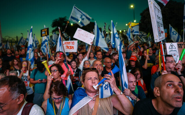 Des milliers d'Israéliens manifestant contre le gouvernement actuel et appellent à des élections législatives anticipées, devant de la Knesset, à Jérusalem, le 18 juin 2024. (Crédit : Noam Revkin Fenton/Flash90)