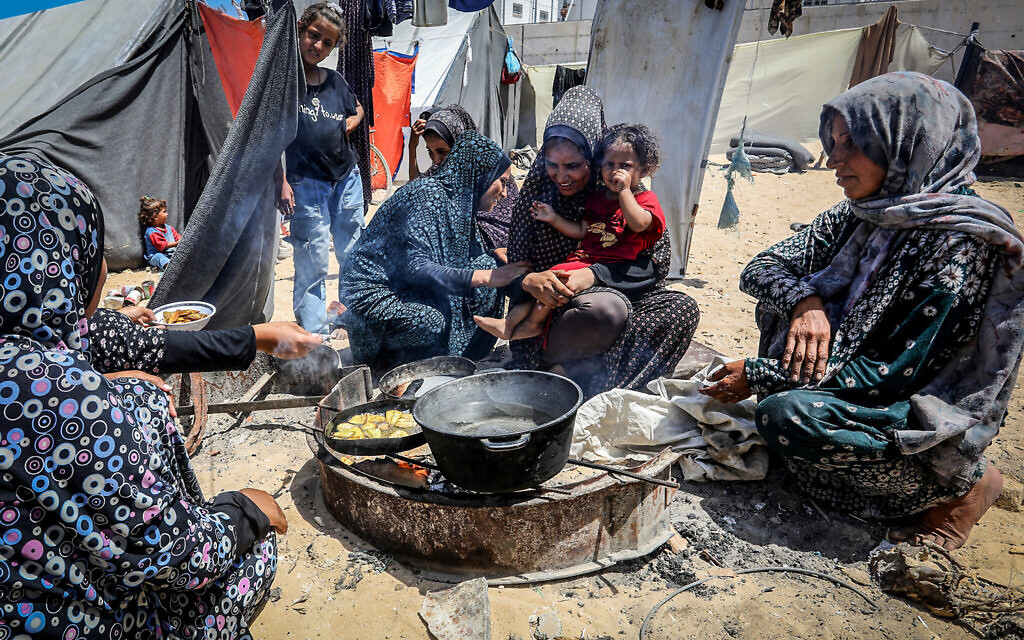 Des Palestiniens déplacés vivant dans des tentes-abris, à Deir al-Balah, au centre de la bande de Gaza, le 19 juin 2024. (Crédit : Abed Rahim Khatib/Flash90)