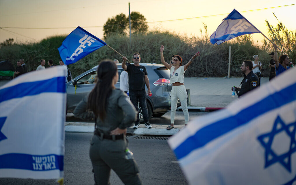 Des partisans du Premier ministre Benjamin Netanyahu manifestant près d'un rassemblement en faveur d'un accord pour les otages et contre le gouvernement, dans la ville d'Ashkelon, dans le sud d'Israël, le 19 juin 2024. (Crédit : Erik Marmor/Flash90)